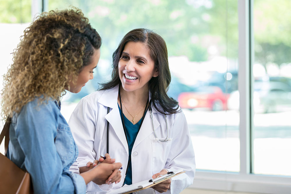 958886668. Una médica revisando los registros de los pacientes.